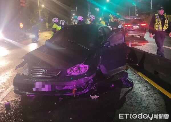 ▲▼他毒駕在信義區的街頭，拒檢逃逸遭開一槍，自撞分隔島翻車。（圖／記者邱中岳翻攝）
