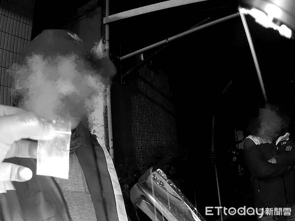 ▲遭警查獲持有毒品，一併查獲乘客賴男為毒品3項通緝。（圖／桃園警分局提供）