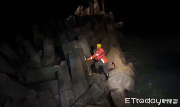 ▲▼白沙鄉鳥嶼村漁港港嘴23日14時28分有漁船翻覆，海巡隊下水搜救。（圖／記者陳洋翻攝）