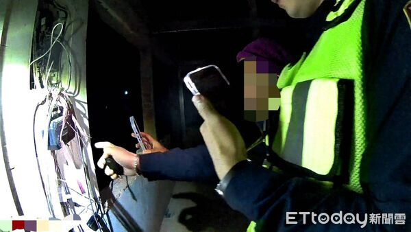 ▲員警發現因沒電發出警示音的藍芽音響。（圖／記者楊晨東翻攝）