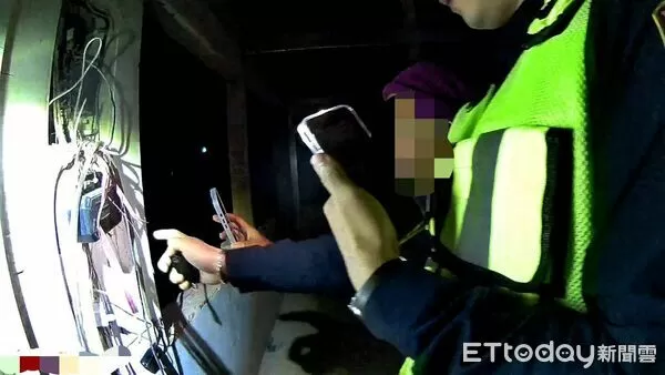 ▲員警發現因沒電發出警示音的藍芽音響。（圖／記者楊晨東翻攝）