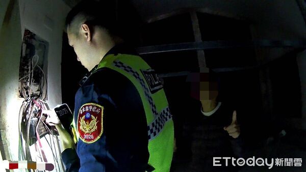 ▲員警發現因沒電發出警示音的藍芽音響。（圖／記者楊晨東翻攝）