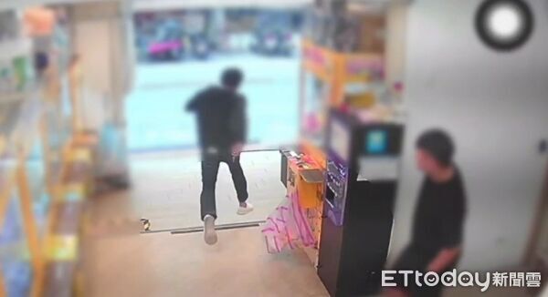 ▲▼他(左)自製零錢箱鑰匙半年偷北市13家娃娃機店，遇到管理員立刻施展草上飛落跑。（圖／記者邱中岳翻攝）