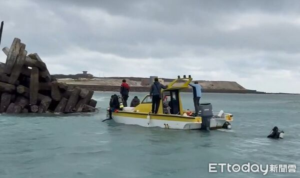 ▲▼白沙鄉鳥嶼村漁港港漁船翻覆，海巡隊下水搜救。（圖／記者陳洋翻攝）