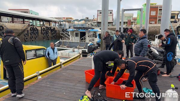 ▲▼白沙鄉鳥嶼村漁港港漁船翻覆，海巡隊下水搜救。（圖／記者陳洋翻攝）