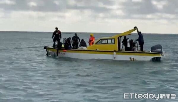 ▲▼白沙鄉鳥嶼村漁港港漁船翻覆，海巡隊下水搜救。（圖／記者陳洋翻攝）