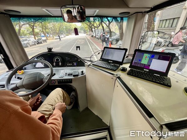 ▲▼屏科大車輛工程系助理教授陳斌勇帶領學生，投入自動駕駛實驗車近2年。圖為車內狀況。（圖／記者許敏溶攝）
