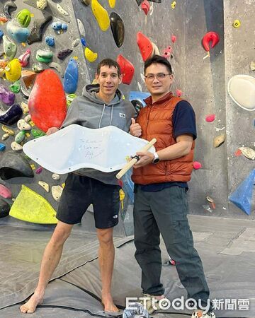 ▲▼霍諾德打卡南港攀岩館。（圖／Civic Bouldergym Taipei 市民抱石攀岩館 授權引用）
