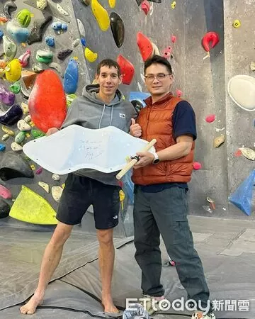 ▲▼霍諾德打卡南港攀岩館。（圖／Civic Bouldergym Taipei 市民抱石攀岩館 授權引用）