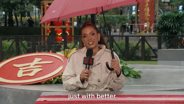 ▲▼Netflix美女主播信義區撐傘入鏡　揭霍諾德驚險畫面。（圖／翻攝自X／Netflix Sports）