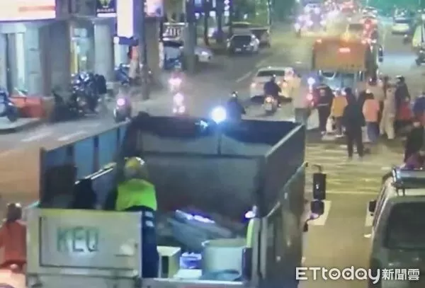 ▲包括死者邱范姓婦人在內多位民眾正在垃圾車後方倒垃圾，未料回收車竟直接撞上，將眾人夾在兩車間。（圖／龜山警分局提供）