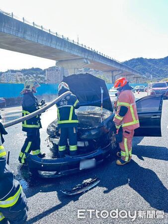 ▲國3北上50K三鶯路段，內側車道一輛汽車引擎是起火燃燒。（圖／記者陸運陞翻攝）