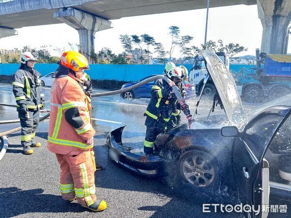 ▲國3北上50K三鶯路段，內側車道一輛汽車引擎是起火燃燒。（圖／記者陸運陞翻攝）