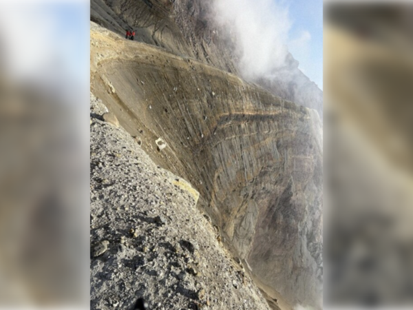 ▲熊本縣警方公開搜索隊在火山口現場拍到的最新畫面。（圖／熊本縣警察）
