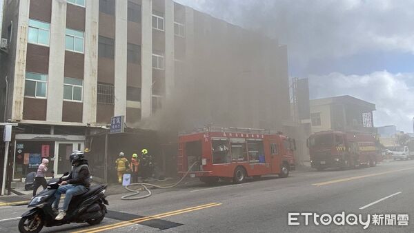 ▲▼澎湖馬公市中華路帆布行火警 消防局迅速搶救無人傷亡。（圖／記者陳洋翻攝）