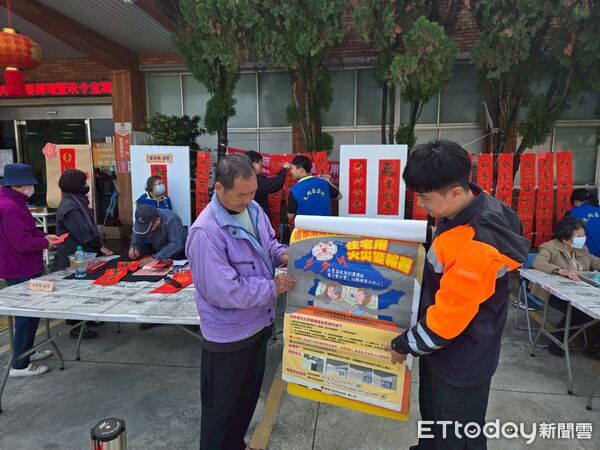 ▲大內消防分隊配合大內區公所舉辦「2026金馬迎春」活動，結合現場揮毫春聯，向民眾宣導住警器安裝、用火用電安全及一氧化碳中毒防範等防災觀念，提升春節期間居家安全意識。（記者林東良翻攝）