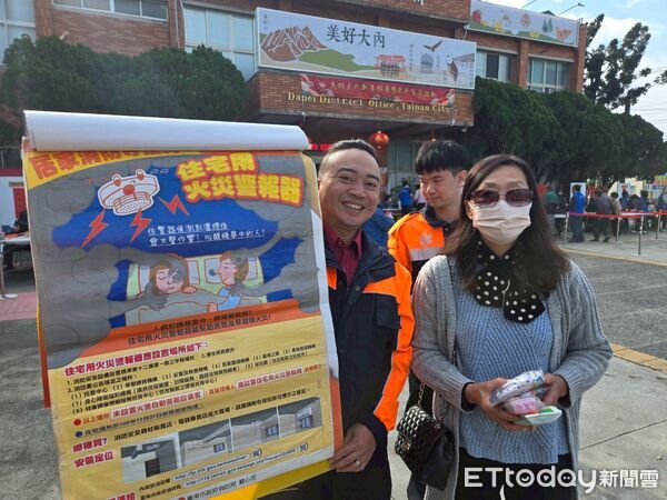 ▲大內消防分隊配合大內區公所舉辦「2026金馬迎春」活動，結合現場揮毫春聯，向民眾宣導住警器安裝、用火用電安全及一氧化碳中毒防範等防災觀念，提升春節期間居家安全意識。（記者林東良翻攝）