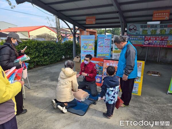 ▲大內消防分隊配合大內區公所舉辦「2026金馬迎春」活動，結合現場揮毫春聯，向民眾宣導住警器安裝、用火用電安全及一氧化碳中毒防範等防災觀念，提升春節期間居家安全意識。（記者林東良翻攝）