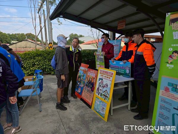 ▲大內消防分隊配合大內區公所舉辦「2026金馬迎春」活動，結合現場揮毫春聯，向民眾宣導住警器安裝、用火用電安全及一氧化碳中毒防範等防災觀念，提升春節期間居家安全意識。（記者林東良翻攝）