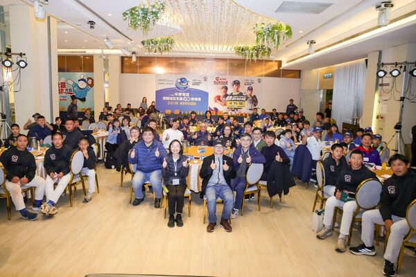 ▲▼LLB總部今年特別製作少棒世界冠軍紀念球員卡給東園國小。2025LLB次青少棒冠軍臺中中山國中。日前宣布本季即將退休的陳鏞基也出席餐會給現場小選手鼓勵。（圖／台灣世界少棒聯盟提供）