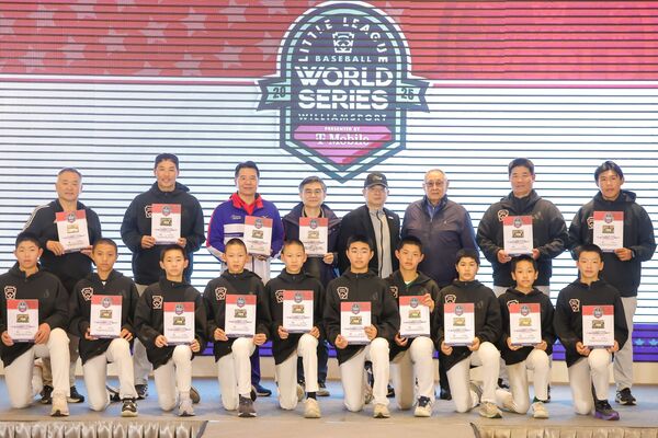 ▲▼LLB總部今年特別製作少棒世界冠軍紀念球員卡給東園國小。2025LLB次青少棒冠軍臺中中山國中。日前宣布本季即將退休的陳鏞基也出席餐會給現場小選手鼓勵。（圖／台灣世界少棒聯盟提供）
