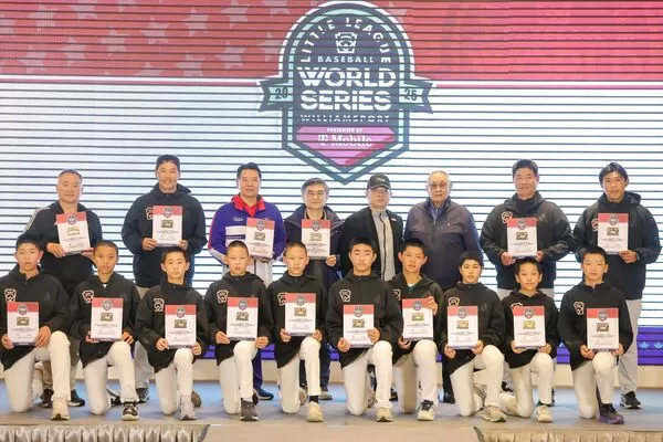 ▲▼LLB總部今年特別製作少棒世界冠軍紀念球員卡給東園國小。2025LLB次青少棒冠軍臺中中山國中。日前宣布本季即將退休的陳鏞基也出席餐會給現場小選手鼓勵。（圖／台灣世界少棒聯盟提供）
