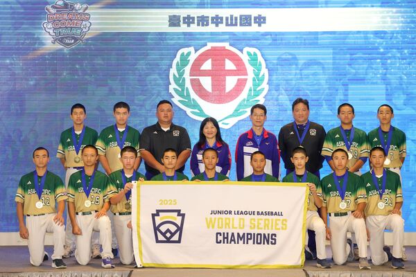 ▲▼LLB總部今年特別製作少棒世界冠軍紀念球員卡給東園國小。2025LLB次青少棒冠軍臺中中山國中。日前宣布本季即將退休的陳鏞基也出席餐會給現場小選手鼓勵。（圖／台灣世界少棒聯盟提供）
