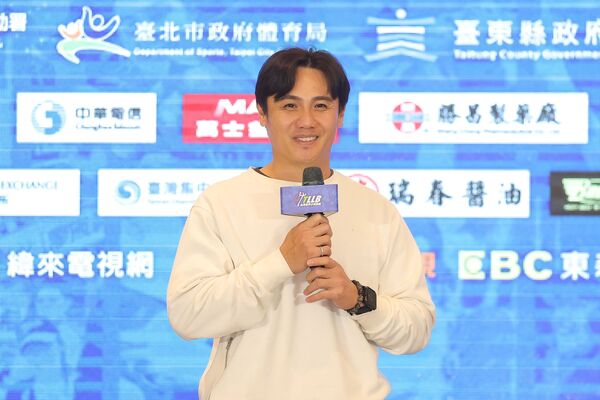 ▲▼LLB總部今年特別製作少棒世界冠軍紀念球員卡給東園國小。2025LLB次青少棒冠軍臺中中山國中。日前宣布本季即將退休的陳鏞基也出席餐會給現場小選手鼓勵。（圖／台灣世界少棒聯盟提供）