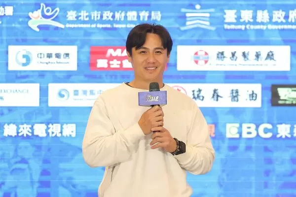 ▲▼LLB總部今年特別製作少棒世界冠軍紀念球員卡給東園國小。2025LLB次青少棒冠軍臺中中山國中。日前宣布本季即將退休的陳鏞基也出席餐會給現場小選手鼓勵。（圖／台灣世界少棒聯盟提供）