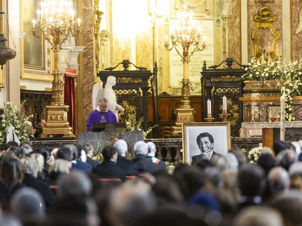 永別了時尚大師！ 安海瑟薇送Valentino最後一程