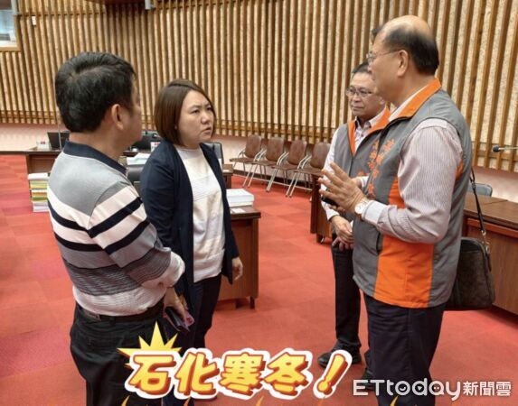 ▲邱于軒議員（左2）要求勞工局提出具體作為。（圖／記者許宥孺翻攝）