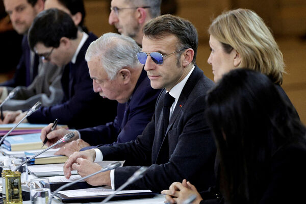 ▲▼法國總統馬克宏（Emmanuel Macron）戴著法國奢侈品牌Henry Jullien定價高達659歐元的墨鏡出席達沃斯經濟論壇。（圖／路透）