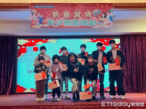 ▲開基玉皇宮第五度攜手台南市政府贊助監護兒少添購新衣，社會局於春節前舉辦圍爐活動，讓孩子們提前感受年節團圓與溫暖關懷。（記者林東良翻攝，下同）