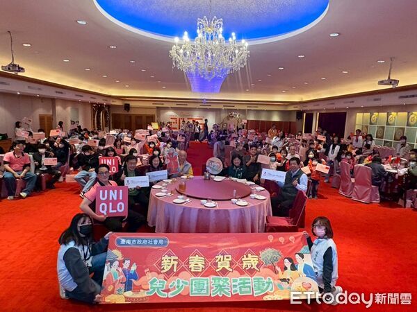 ▲開基玉皇宮第五度攜手台南市政府贊助監護兒少添購新衣，社會局於春節前舉辦圍爐活動，讓孩子們提前感受年節團圓與溫暖關懷。（記者林東良翻攝，下同）