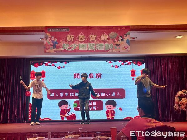 ▲開基玉皇宮第五度攜手台南市政府贊助監護兒少添購新衣，社會局於春節前舉辦圍爐活動，讓孩子們提前感受年節團圓與溫暖關懷。（記者林東良翻攝，下同）