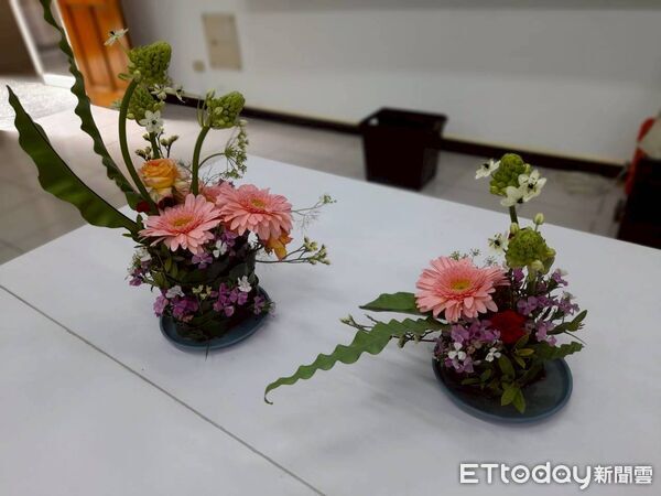 ▲台南市勞工局於麻豆曾文市政願景園區舉辦「生活花藝」課程，學員在講師引導下親手創作花藝作品，體驗將美學融入日常生活的樂趣。（記者林東良翻攝，下同）