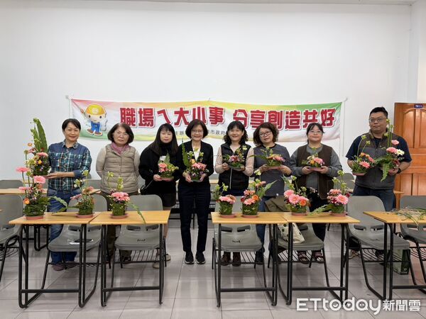 ▲台南市勞工局於麻豆曾文市政願景園區舉辦「生活花藝」課程，學員在講師引導下親手創作花藝作品，體驗將美學融入日常生活的樂趣。（記者林東良翻攝，下同）
