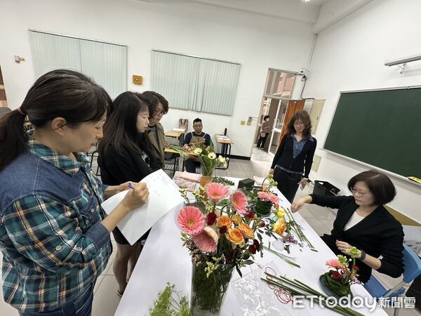 ▲台南市勞工局於麻豆曾文市政願景園區舉辦「生活花藝」課程，學員在講師引導下親手創作花藝作品，體驗將美學融入日常生活的樂趣。（記者林東良翻攝，下同）