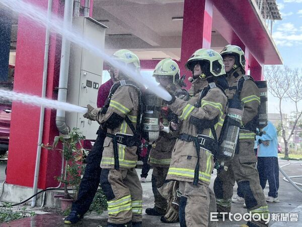 ▲台南市消防局第三大隊於佳里體育公園舉辦青少年消防營，昭明國中學生穿戴全套消防裝備並實作水線操作與CPR，親身體驗消防第一線的專業與辛勞。（記者林東良翻攝）