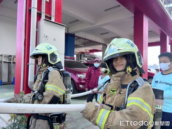 ▲台南市消防局第三大隊於佳里體育公園舉辦青少年消防營，昭明國中學生穿戴全套消防裝備並實作水線操作與CPR，親身體驗消防第一線的專業與辛勞。（記者林東良翻攝）