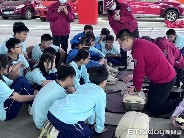 ▲台南市消防局第三大隊於佳里體育公園舉辦青少年消防營，昭明國中學生穿戴全套消防裝備並實作水線操作與CPR，親身體驗消防第一線的專業與辛勞。（記者林東良翻攝）