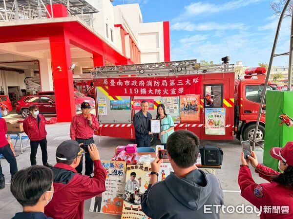 ▲台南市消防局第三大隊於佳里體育公園舉辦青少年消防營，昭明國中學生穿戴全套消防裝備並實作水線操作與CPR，親身體驗消防第一線的專業與辛勞。（記者林東良翻攝）