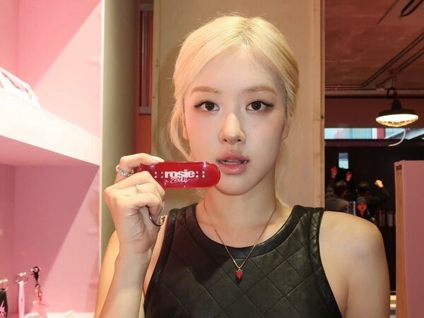 ROSÉ無懼零下低溫照露美腿　超萌愛犬穿橫條裝搶鏡