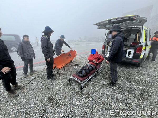 ▲救援人員使用捲式擔架（SKED）合力運送傷者下山。（圖／記者楊晨東翻攝）