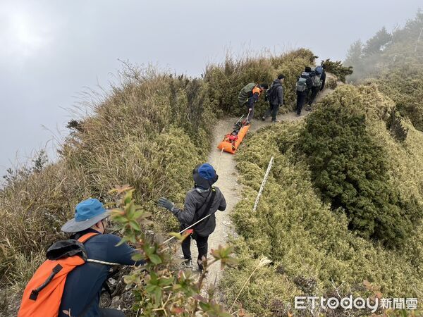 ▲救援人員使用捲式擔架（SKED）合力運送傷者下山。（圖／記者楊晨東翻攝）