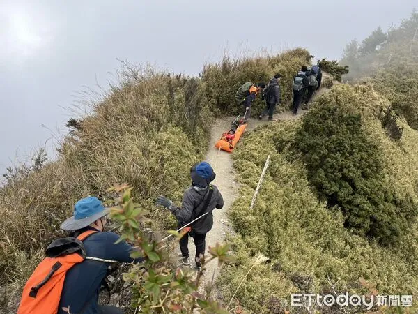 ▲救援人員使用捲式擔架（SKED）合力運送傷者下山。（圖／記者楊晨東翻攝）