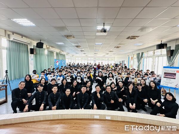 ▲愛唱歌手合唱團走進烏眉國中，純淨和聲在校園中迴盪，師生專注聆聽。（圖／記者游瓊華翻攝）