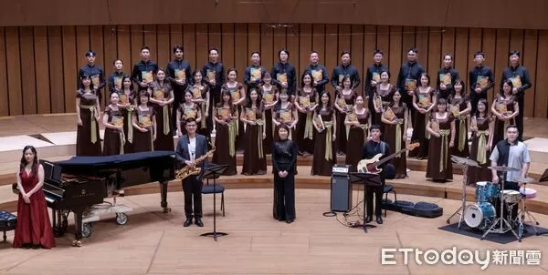 ▲愛唱歌手合唱團走進烏眉國中，純淨和聲在校園中迴盪，師生專注聆聽。（圖／記者游瓊華翻攝）