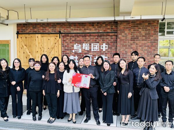 ▲愛唱歌手合唱團走進烏眉國中，純淨和聲在校園中迴盪，師生專注聆聽。（圖／記者游瓊華翻攝）