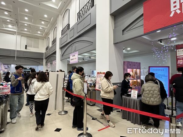 ▲農曆年前夕，百貨周邊人流增加，購物與拍照形成假日生活風景。（圖／記者游瓊華翻攝）